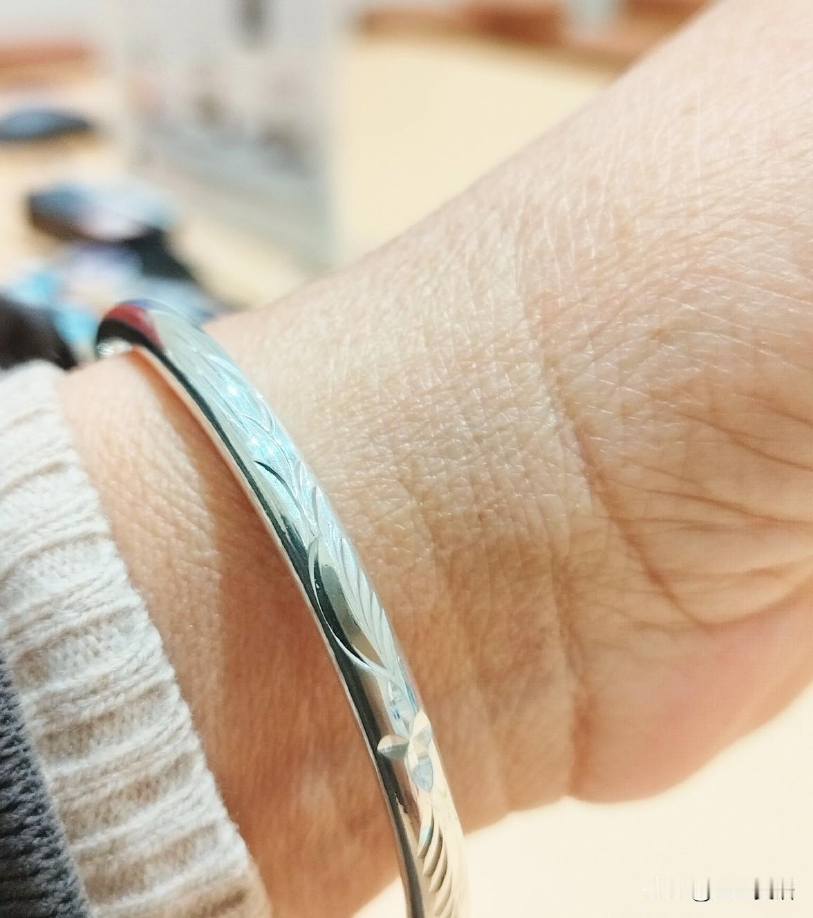 未能免俗，买了一个老凤祥银镯子。戴上后发现越看越看，很精巧，光泽度也挺好。
人啊