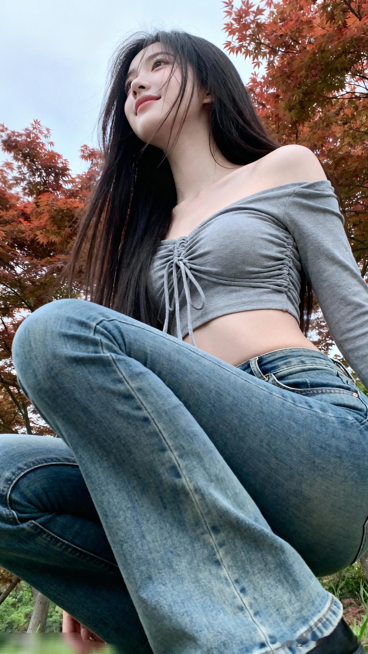 秋叶红如火，美人倚树间。记录生活，分享美的瞬间