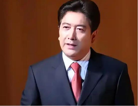 2007年，水均益的妻子意外瘫痪，他毫不犹豫选择和妻子离婚，女儿哭着恳求：爸爸，