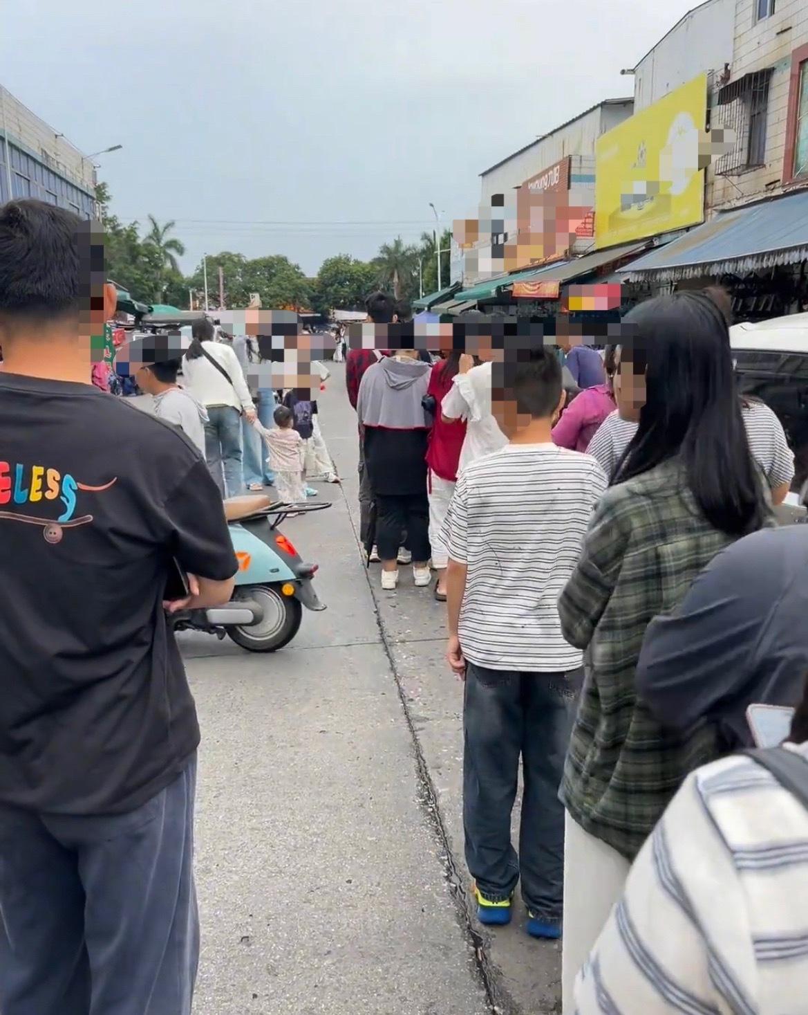 【五一假期玉林一路边摊牛杂串排长队】5月5日，网友分享：玉林一临时的路边摊牛杂串