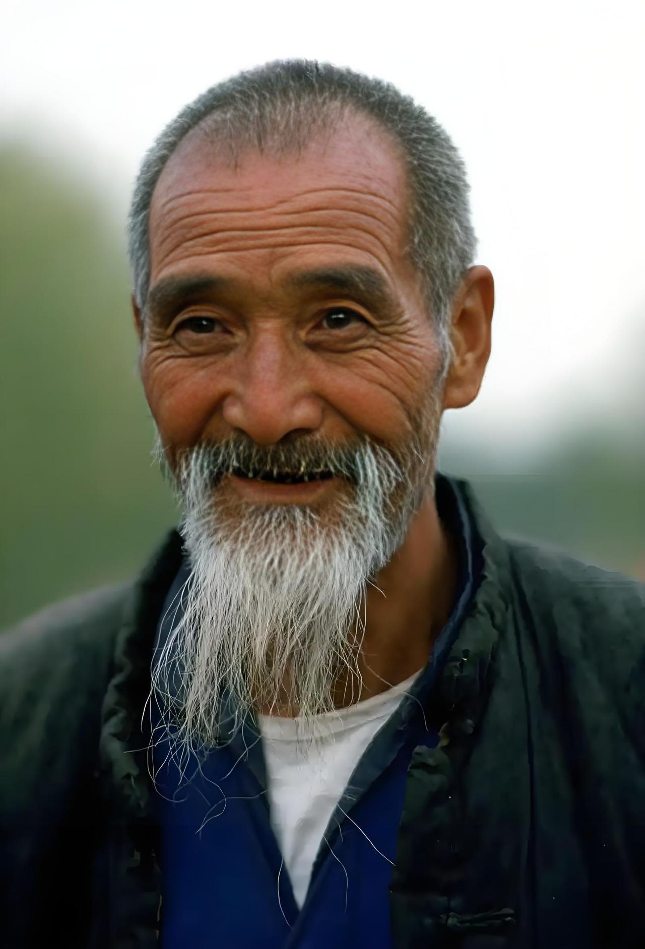 莫笑老汉七旬翁，
当年匹马啸长风，
如今雄姿虽不在，
……请友续句………？

上