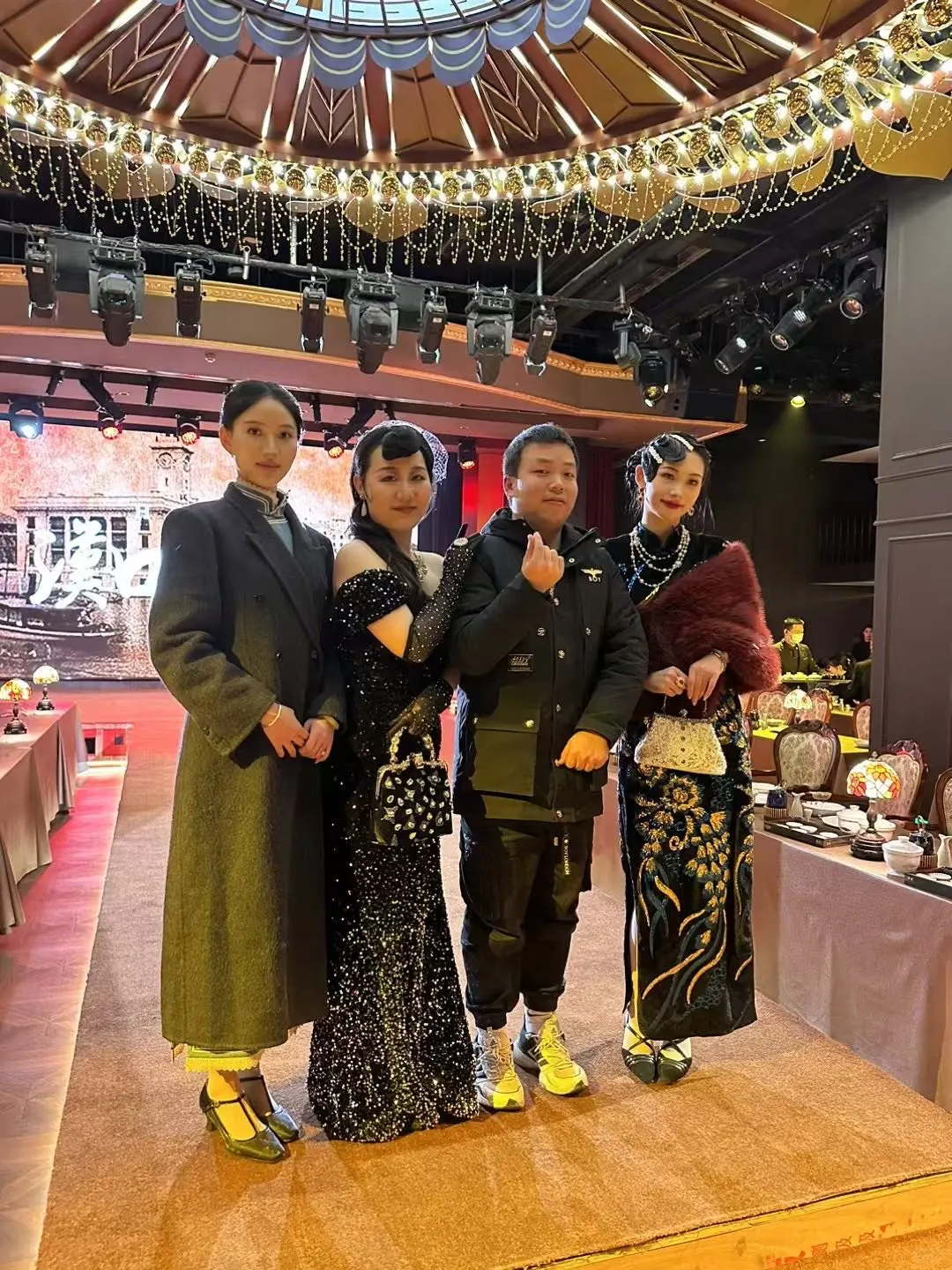 这样一家外滩1939表演盛宴💃，还不来观赏
