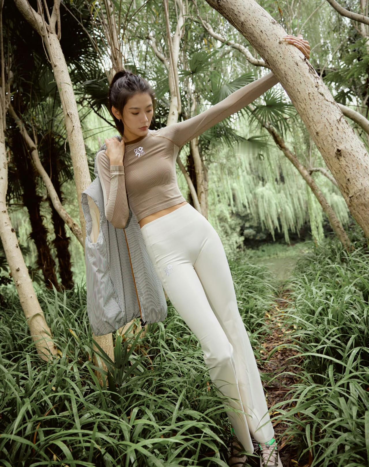 跳高运动员陆佳雯森系写真好有意境，身着紧身衣服的她，妥妥的模特身段，跳高届的to