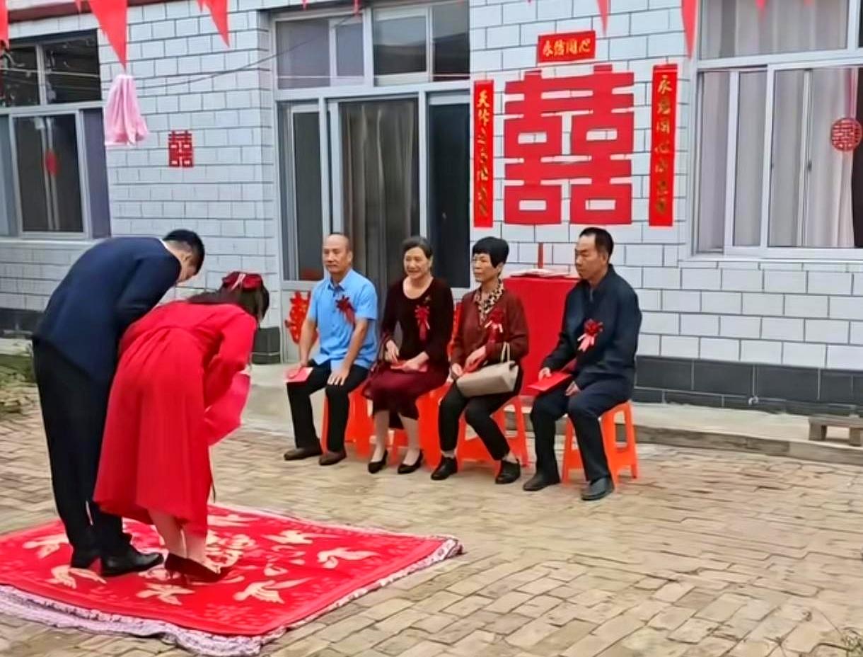 俩博士结婚，红毯是块红垫子，没婚纱没婚车，却被全网夸“最懂过日子”。
山东菏泽
