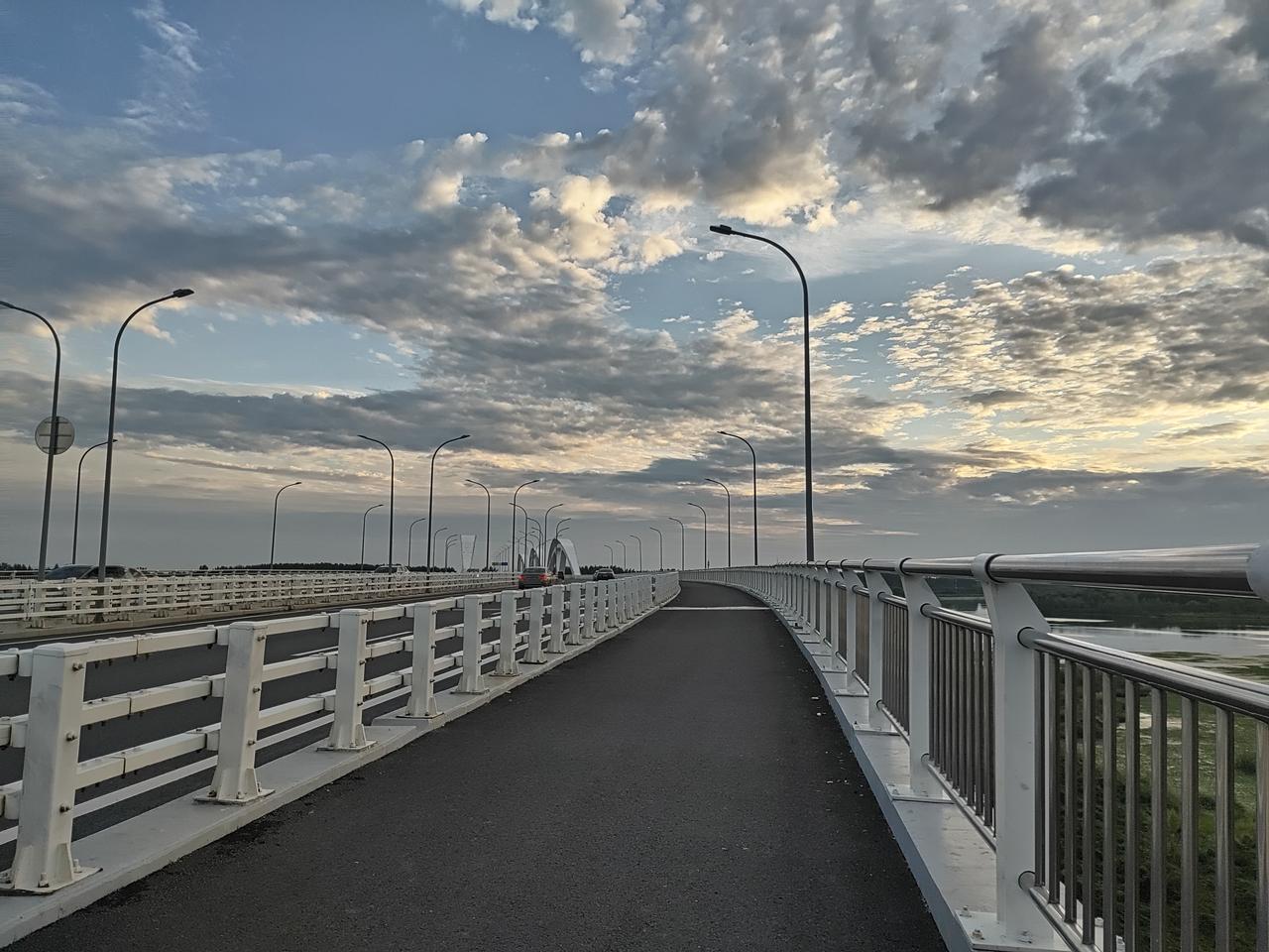 原本以为天空风景单调，没想到随意一拍，几秒间，云层缝隙透出微光，光晕迅速晕染，生