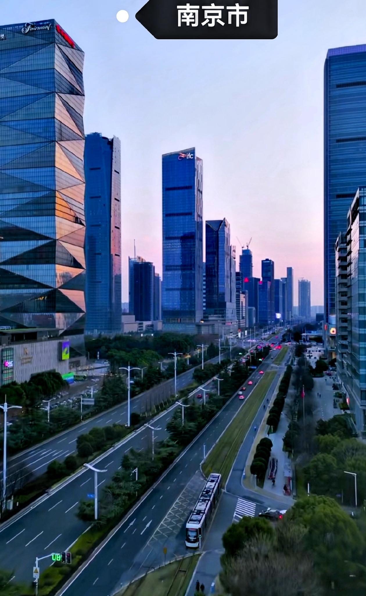 以下两张图片就是江苏的南京城市和立交桥。说实话，这南京的城建和立交桥，规划的相当
