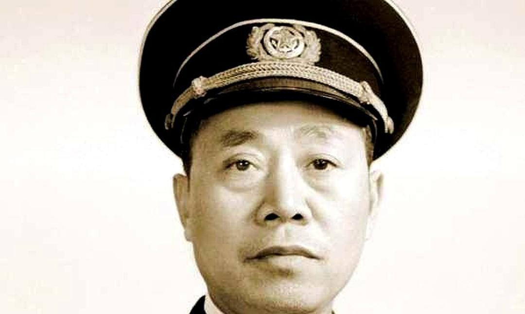 1949年一名译电员因工作疏漏，将部队伤亡1300人写成了13000人，导致23