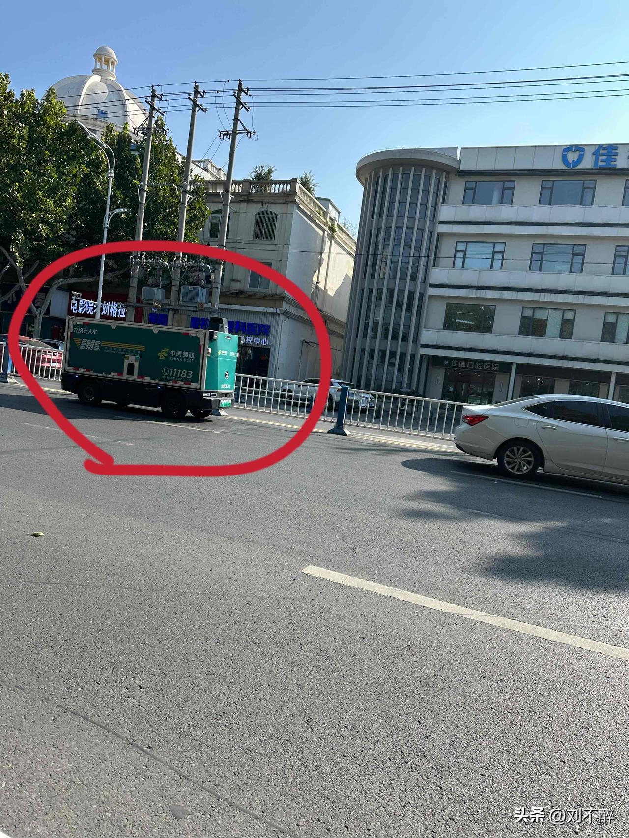 无人汽车真带感！行驶过程中，它不断提醒：“车辆行驶中，请保持车距！”
我在马路边