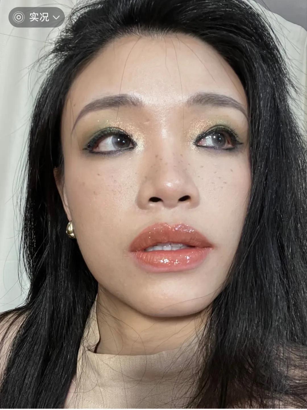 第一次这么近距离的看舒淇，五官不怎么精致。