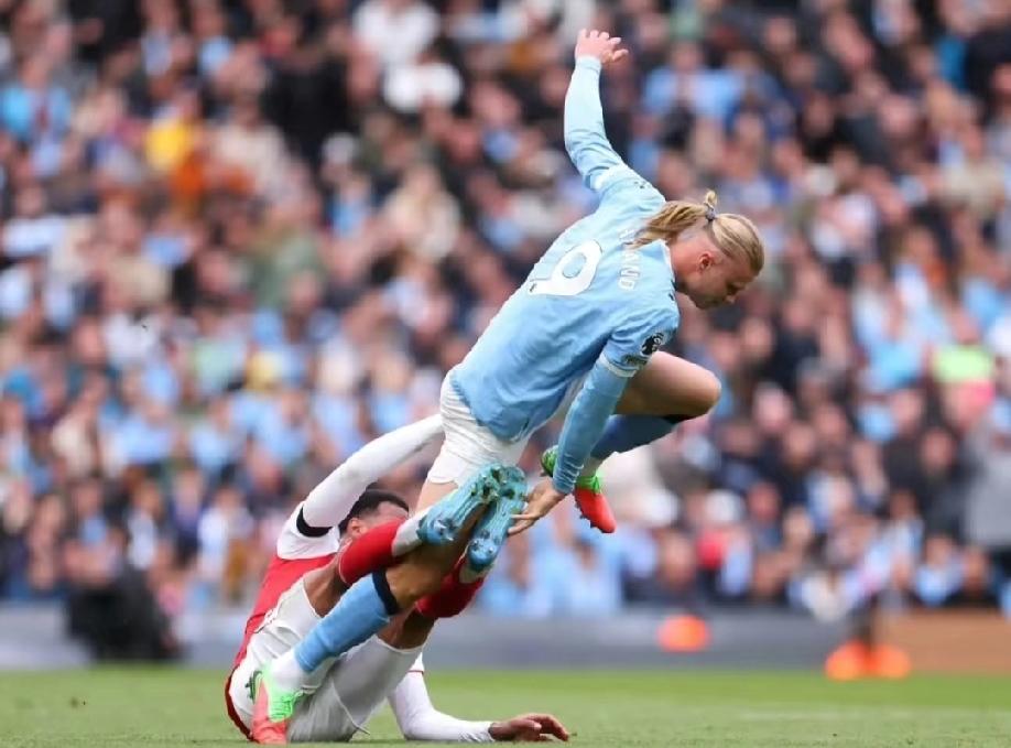 阿森纳后卫球员都对哈兰德用上“夺命剪刀脚”了，可还是没有挡住大个子哈宝（b席对哈