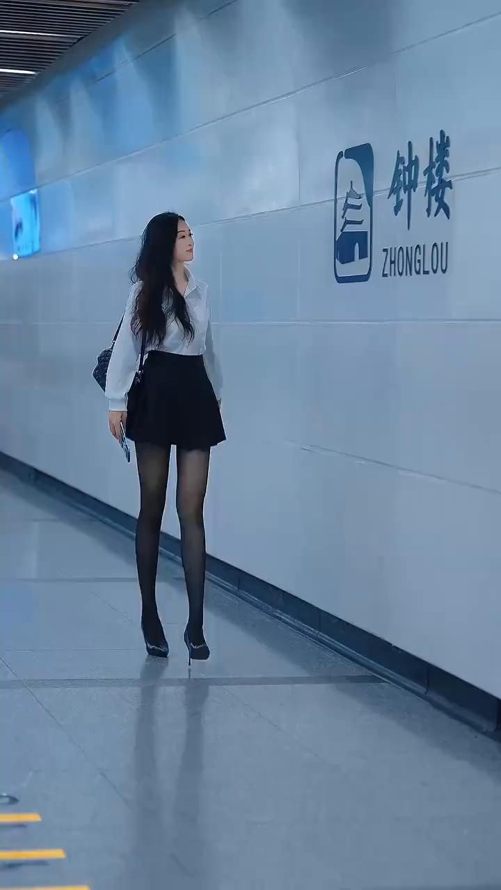 钟楼站到了。