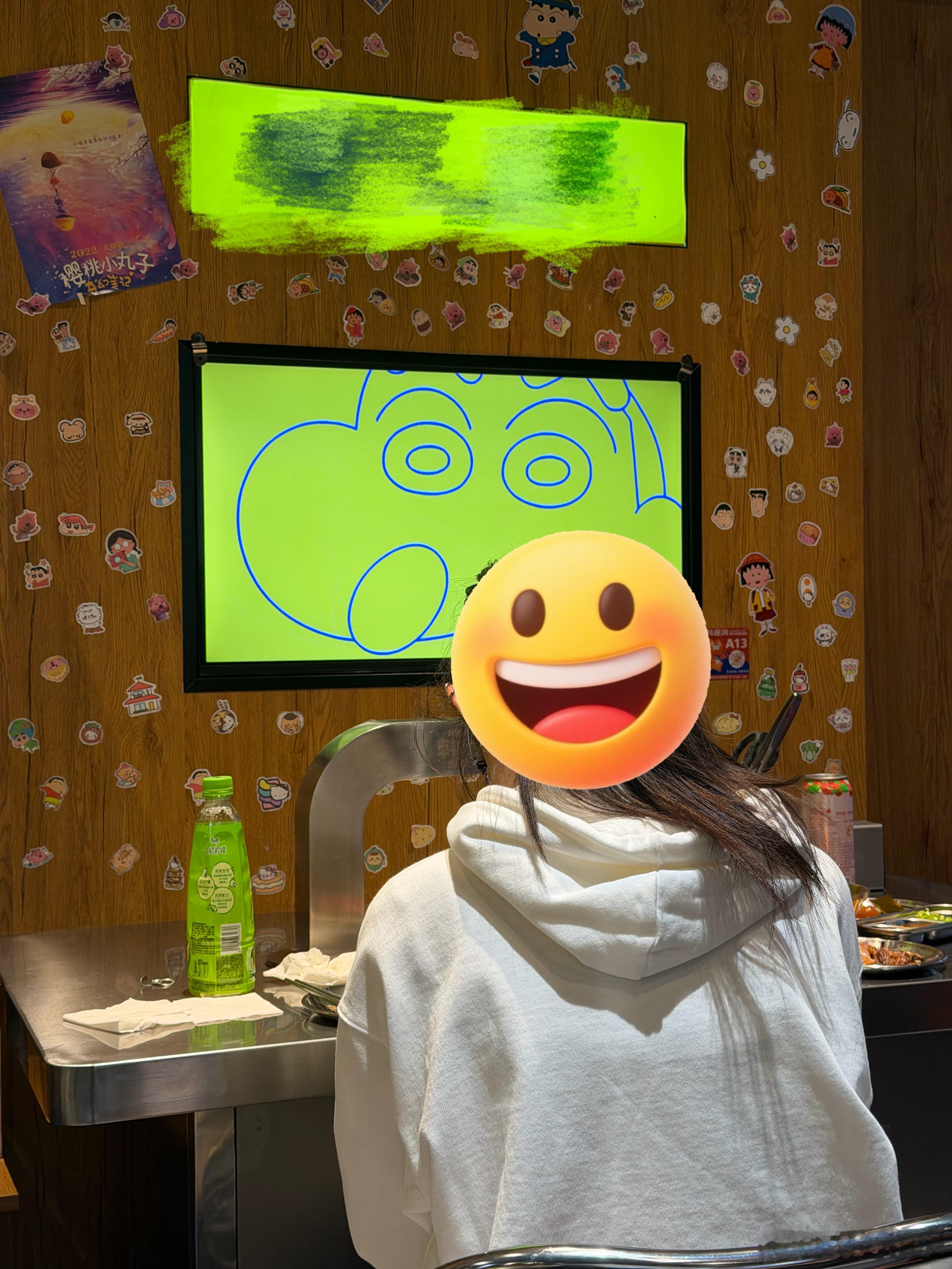 今天嫡长闺掌阿姨请吃饭，一边吃我一边蹭隔壁的电视，真不错，能同时看蜡笔小新和海绵