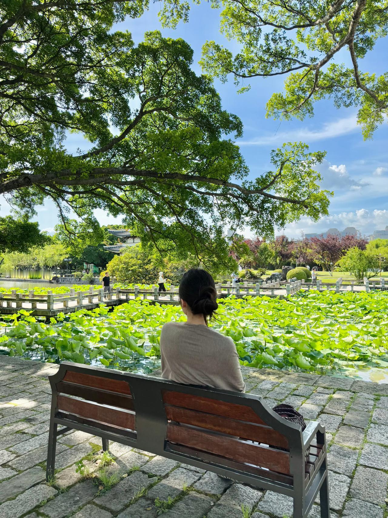 人这一辈子最危险的两个敌人：自己的嘴，和身边的熟人。