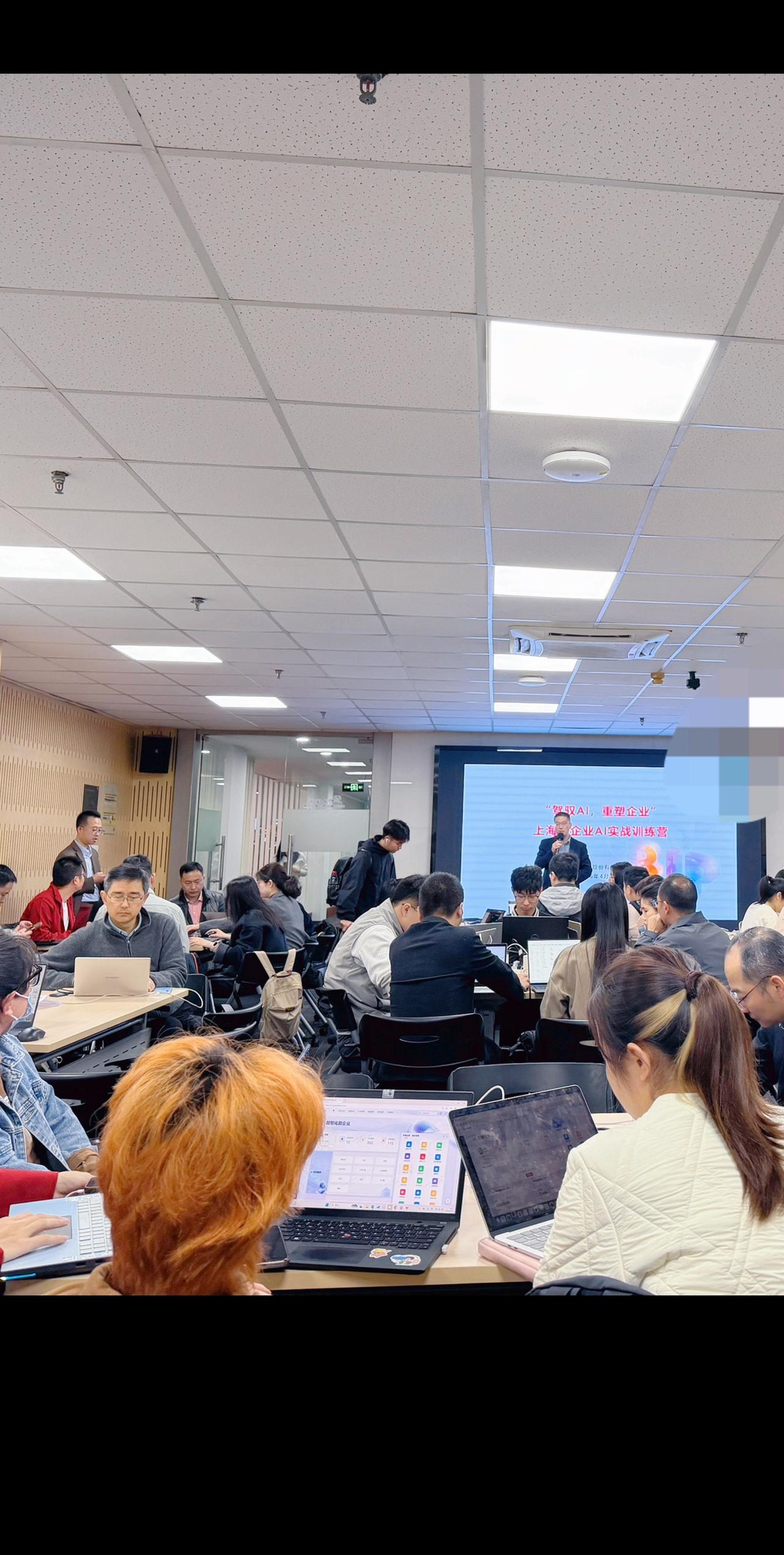 AI 降低了平庸的门槛，却拉高了卓越的成本。未来或许只有两种人：①驾驭算法的思考