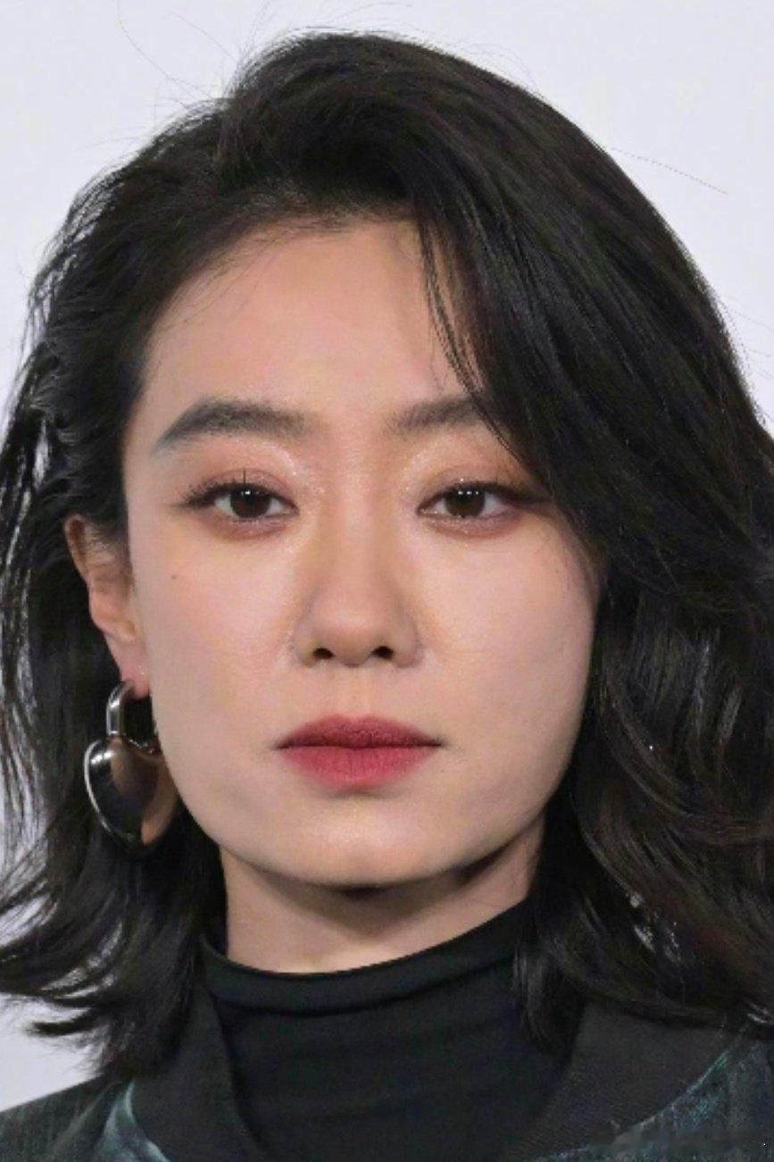 张小斐这张太真实了，后置左右不对称，感觉有一边是方有一边是斜着的[微笑] 