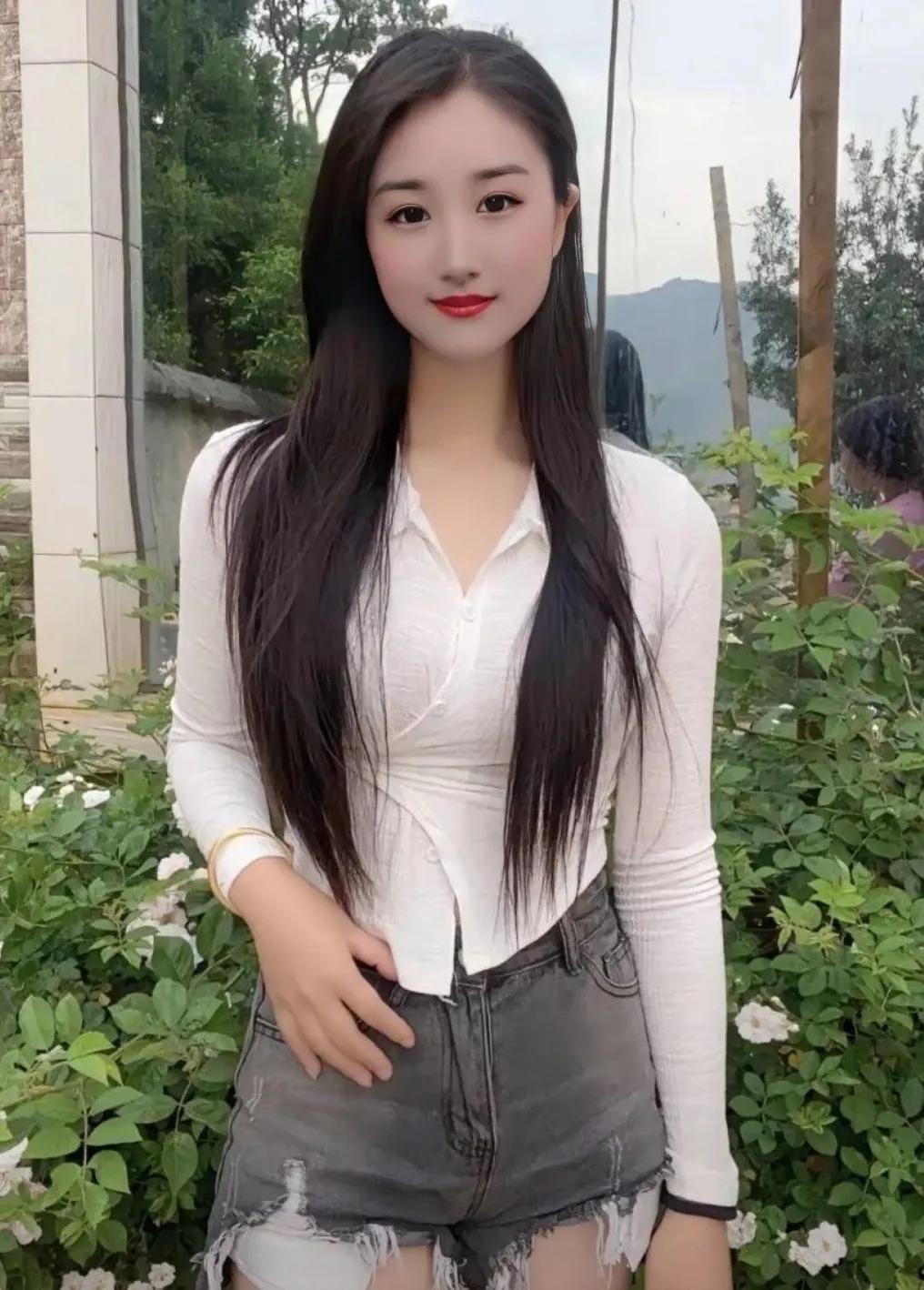 我心中悄然萌生了一个不同寻常的愿望——成为一个母亲，却不必通过婚姻的束缚。

我