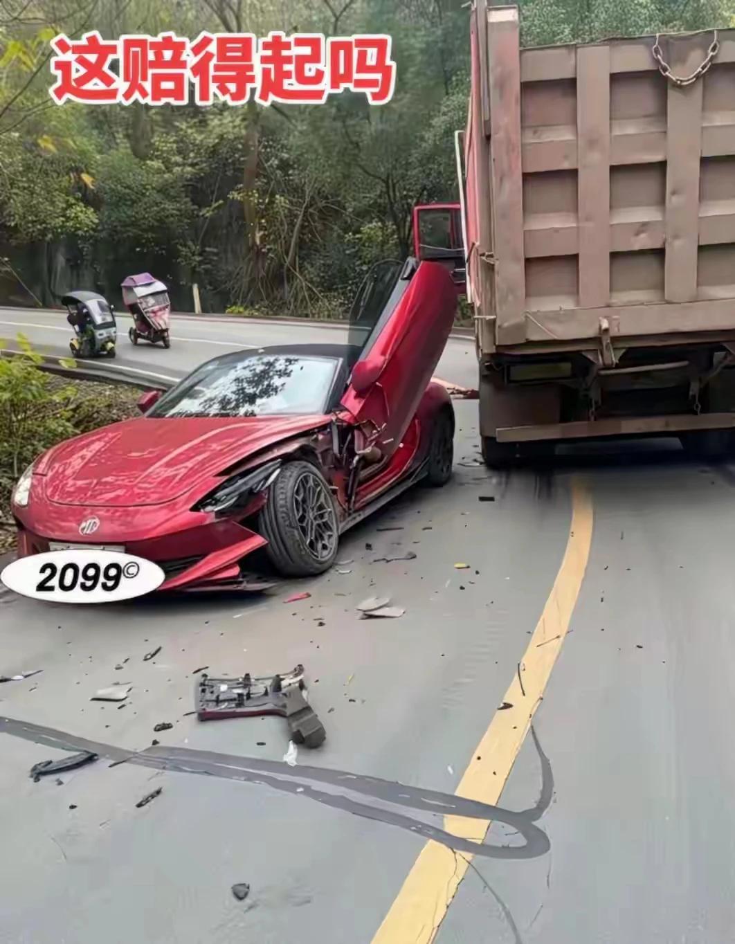 原本路太狭窄，又是急弯道，司机还在大胆尝试想顺利通过，这错犯大了！小车一侧车门都