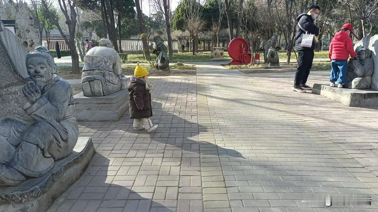 梁东方
婴儿在屋子里走来走去，走得歪歪扭扭、趔趔趄趄、急急忙忙，根本无暇在意自己