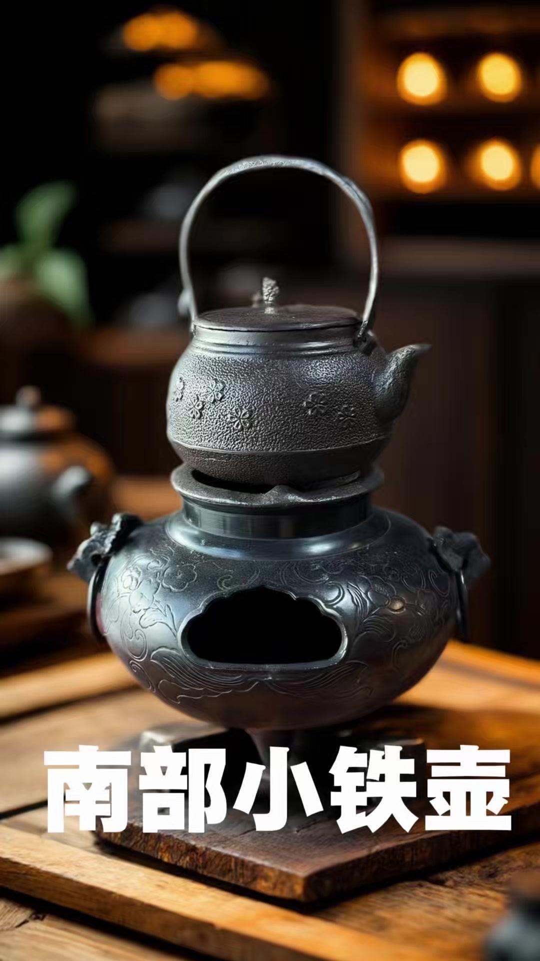 🍵昭和时期南部铁壶，出自荣盛堂，是把精致的小豆丁铁急须。壶身布满细腻唯美的樱花