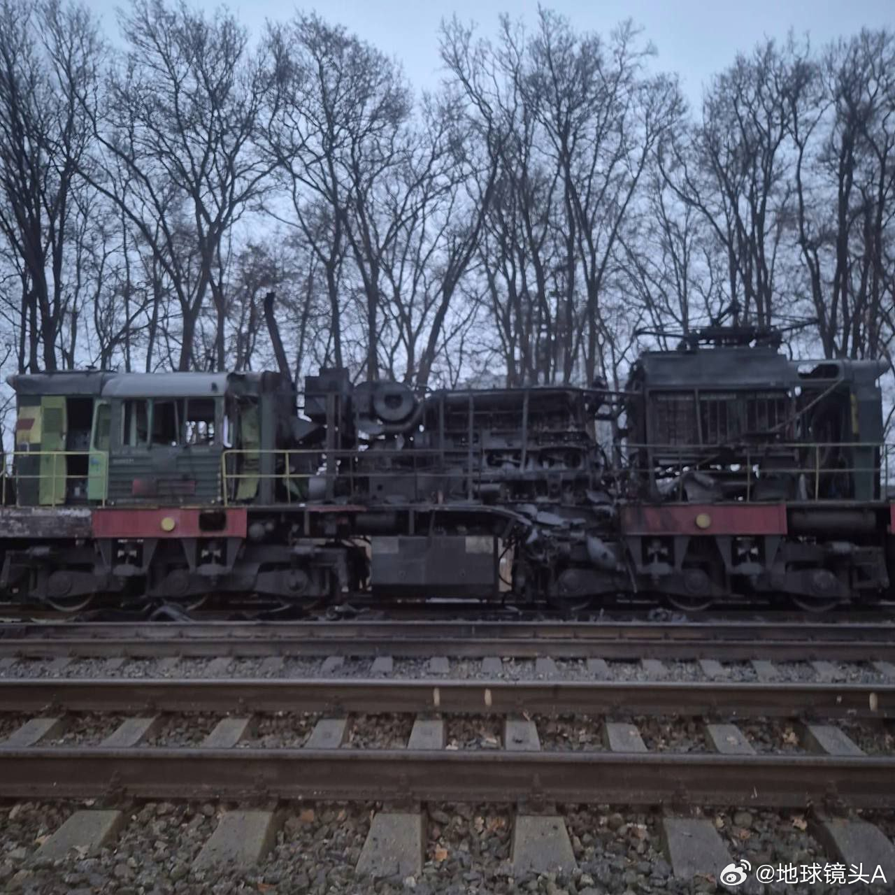 乌克兰暴力征兵画面曝光 切尔尼戈夫地区昨晚，一辆乌克兰史前铁路机车被俄军小摩托击