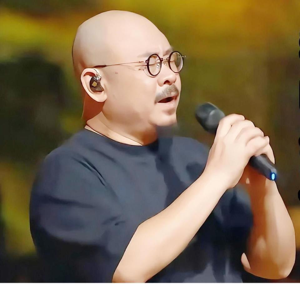 刀郎的歌广受欢迎，我认为主要有以下几个方面的原因：
第一点是刀郎拥有极具辨识度的