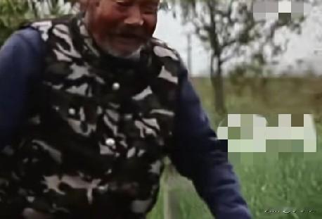 湖北钟祥95岁的李传忠和92岁的老伴李正英，青梅竹马的他们于1952年结婚，74