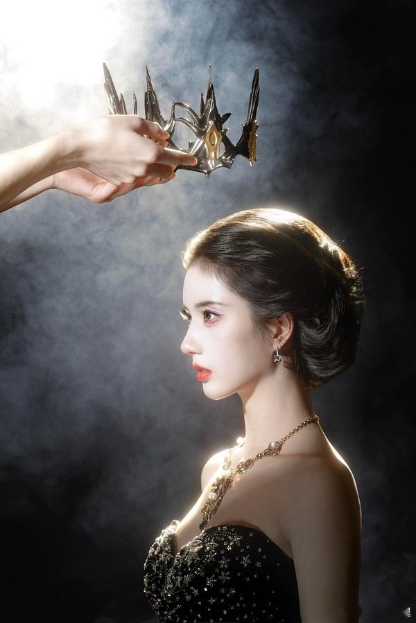 女皇登基！！刘些宁这组暗黑女皇照好绝！完美骨相+凌厉气场，和这组风格好适配～ ​