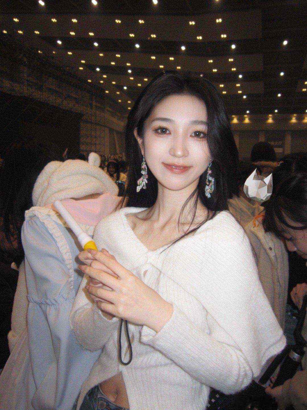 谁帮我p个背景啊哈哈被自己苦笑了🫰🏻 ​​​