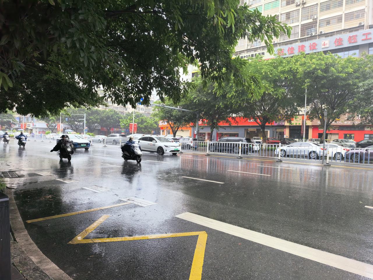 《七律～南方有福群山在》

风云聚集在中央，
雾雨留连入四方；
草树交欢成直北，