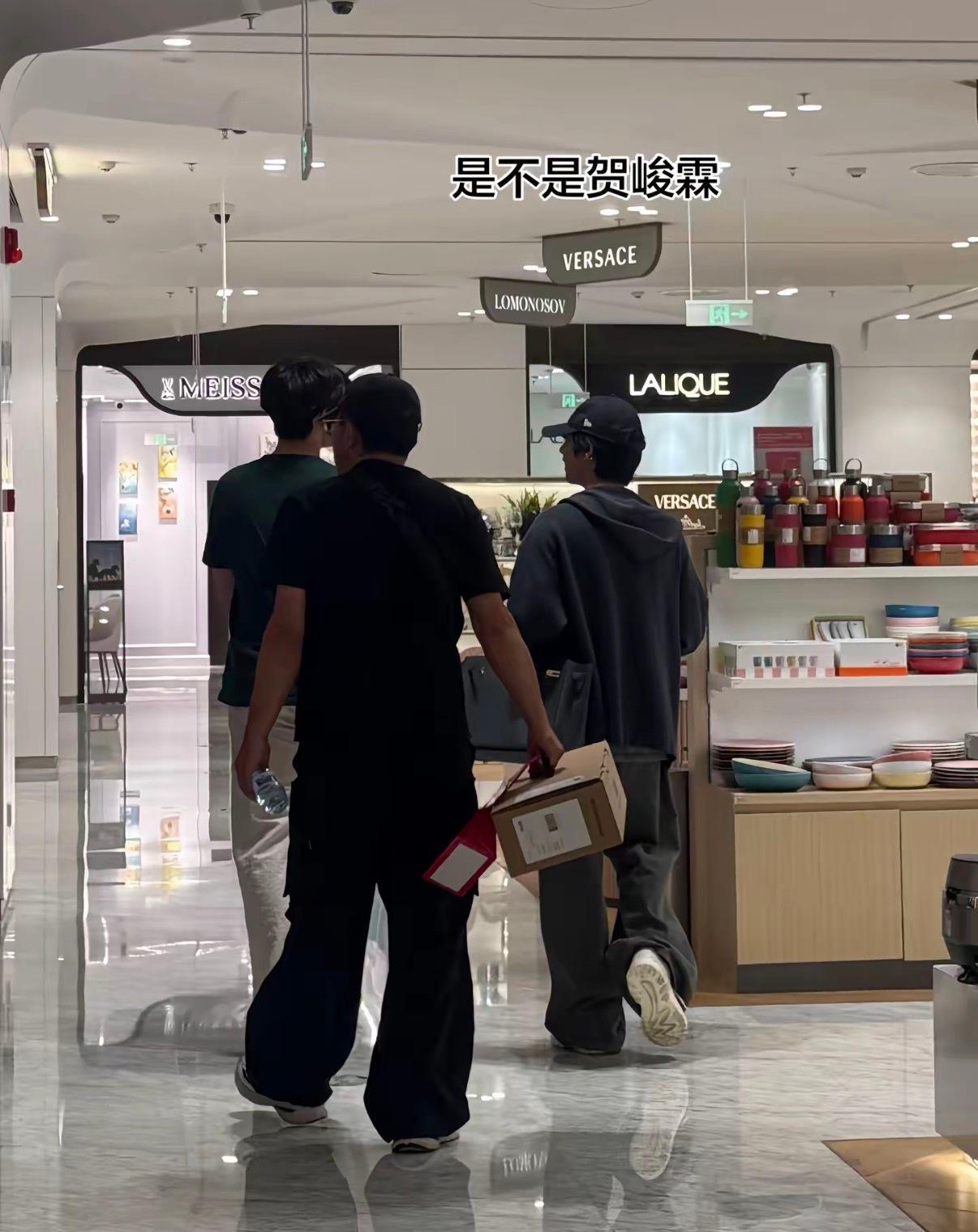 tg：贺峻霖被偶遇逛街！（不是今天） 