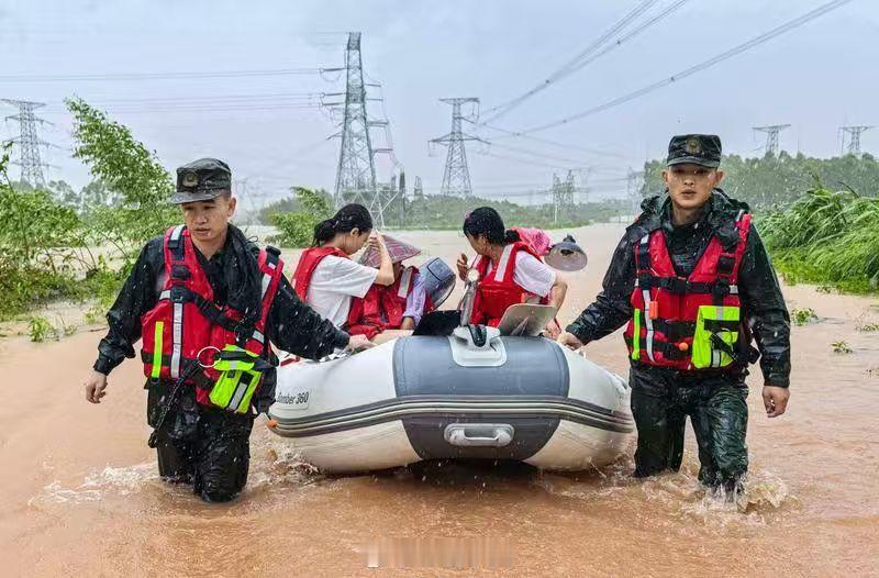 广西钦州市遭遇猛烈风雨袭击，多地出现严重内涝险情。面对突如其来的汛情，武警官兵闻