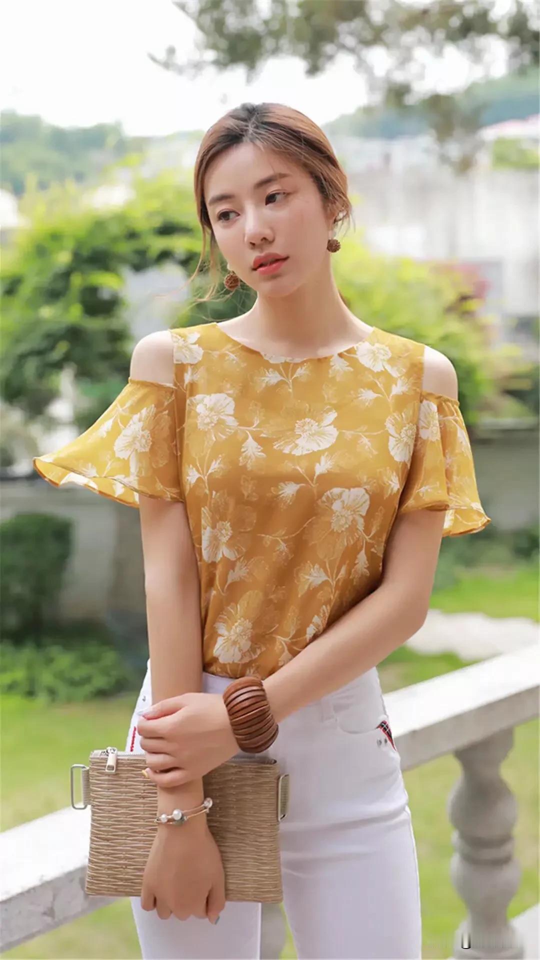 夏日新款简约时尚女装简直是救星！就说今年流行的短款小上衣，搭配高腰阔腿裤，瞬间拉
