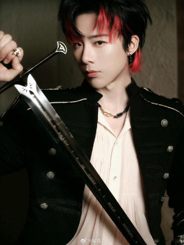 刘宇宁海报群像图上在哪都行不纠结 C 位、不挑排版，群像海报放哪儿都配合，刘宇宁