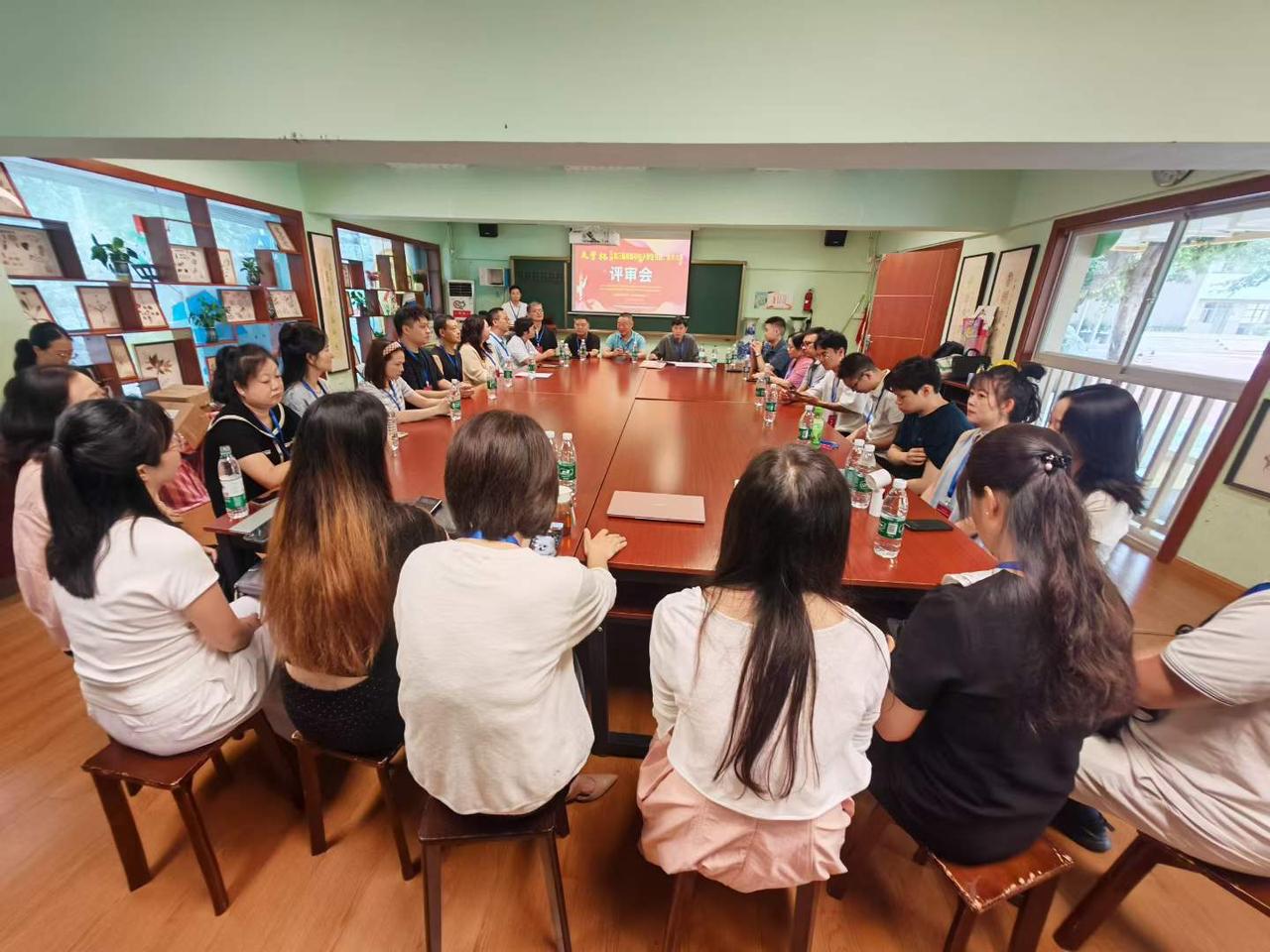 "交子杯"第三届成都市中小学书画大赛评审工作在沙河源小学校拉开帷幕
组委会代表、