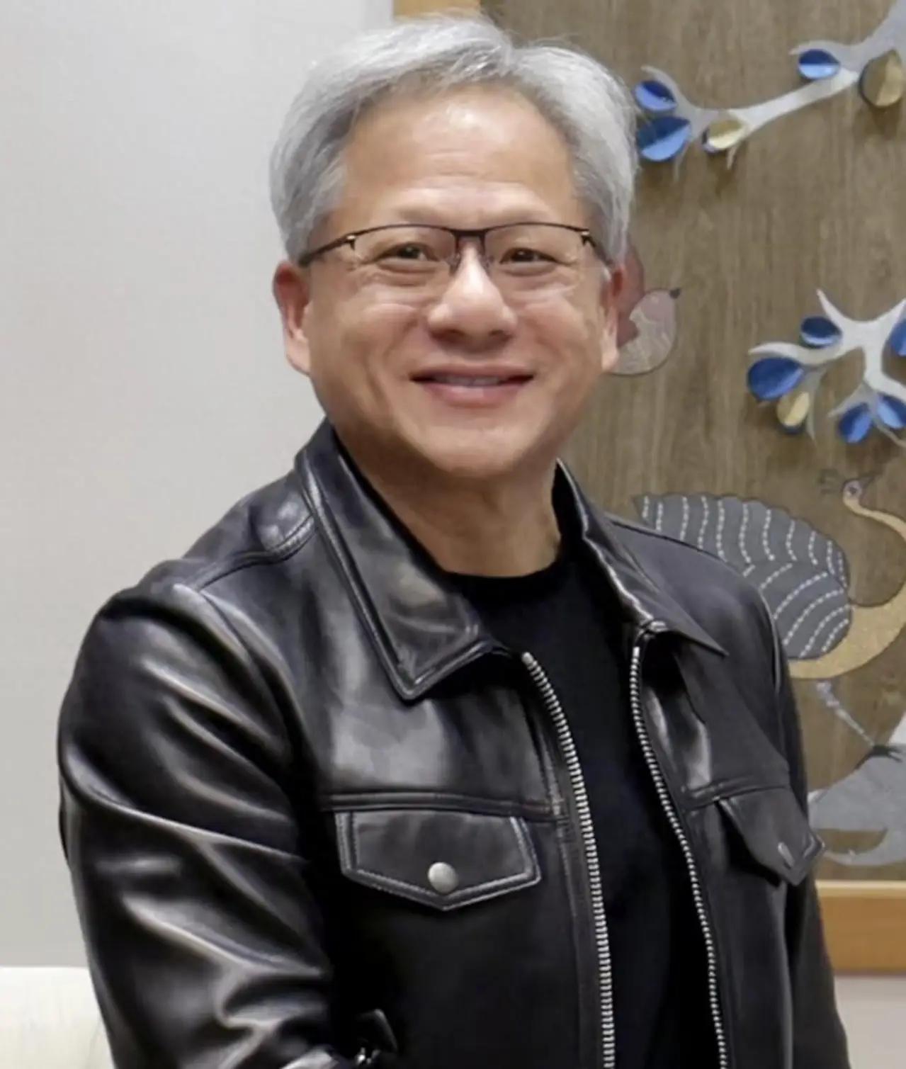 难怪有人常说，华人要是和白人结婚，到了第三代基本就看不见华人的样子了。英伟达的老