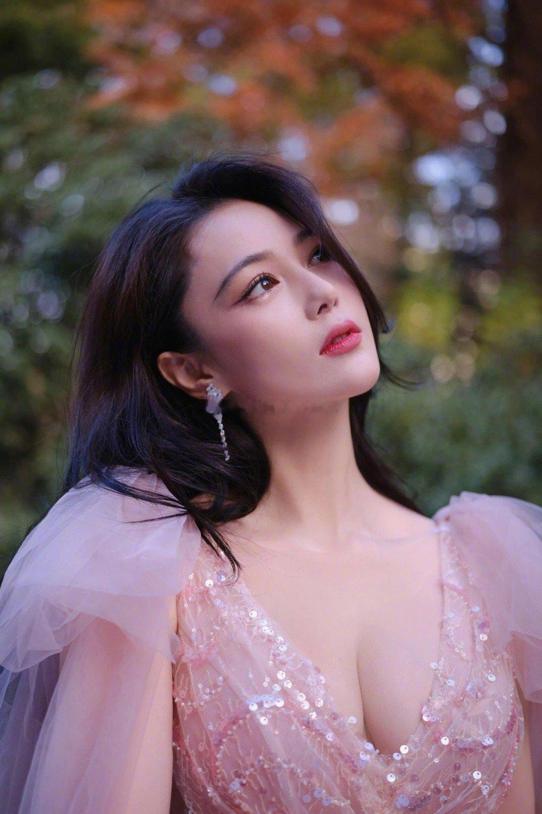 御姐张馨予，粉色纱裙很少女无论长相还是身材张馨予都非常出众是很典型的御姐气质穿上