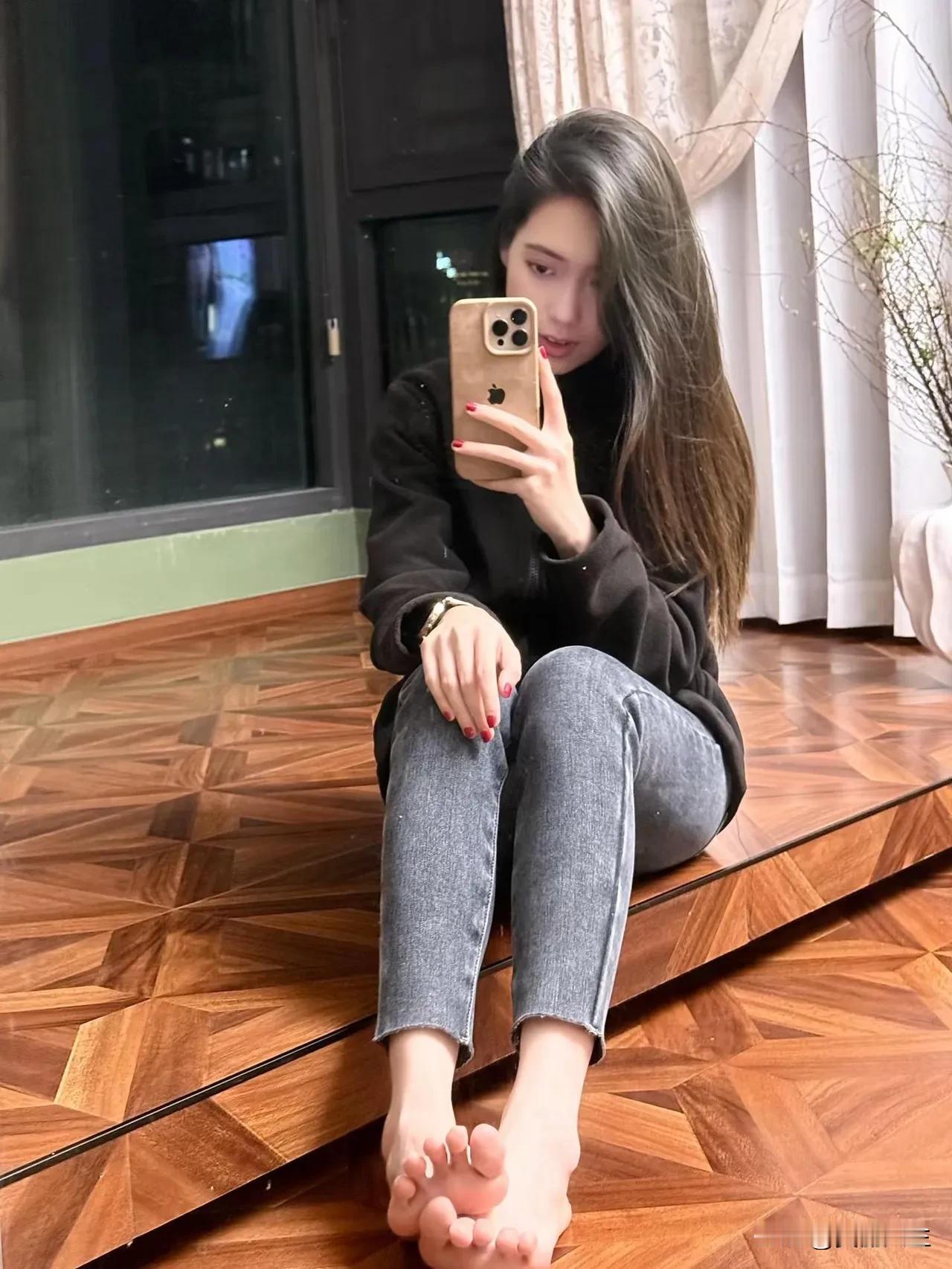 这个世界很喧嚣，做个俗人就很好，爱金钱，爱自由，爱生活，爱自己。