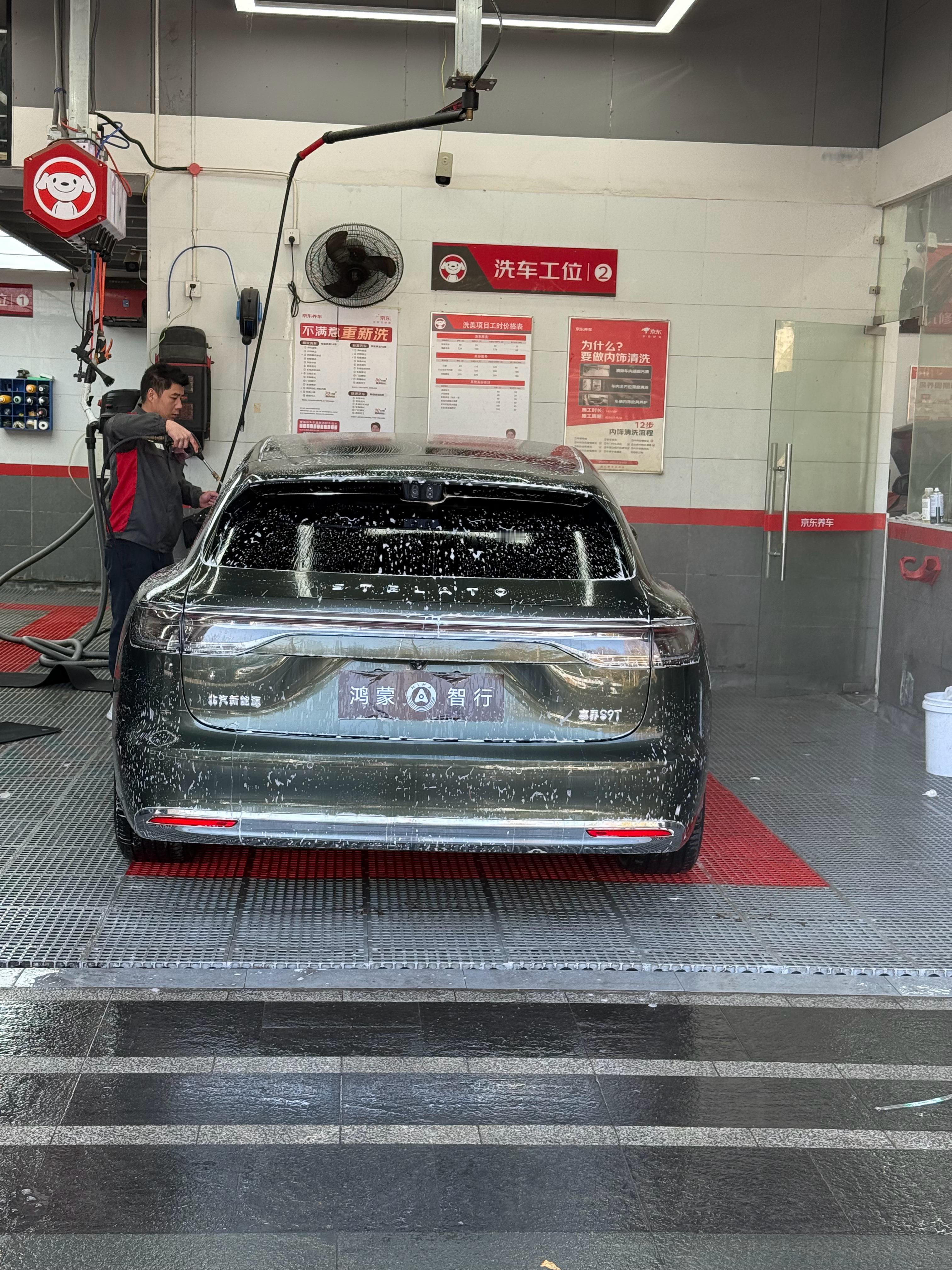 半个多月没洗车了，一层泥，天晴出来洗一下