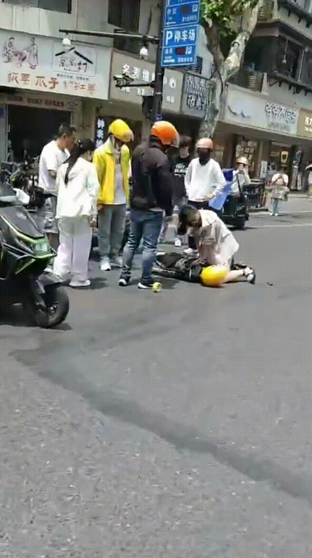 5月13日，杭州街头突发惊险一幕！一名外卖小哥突然倒地，脉搏消失、呼吸停止，命悬