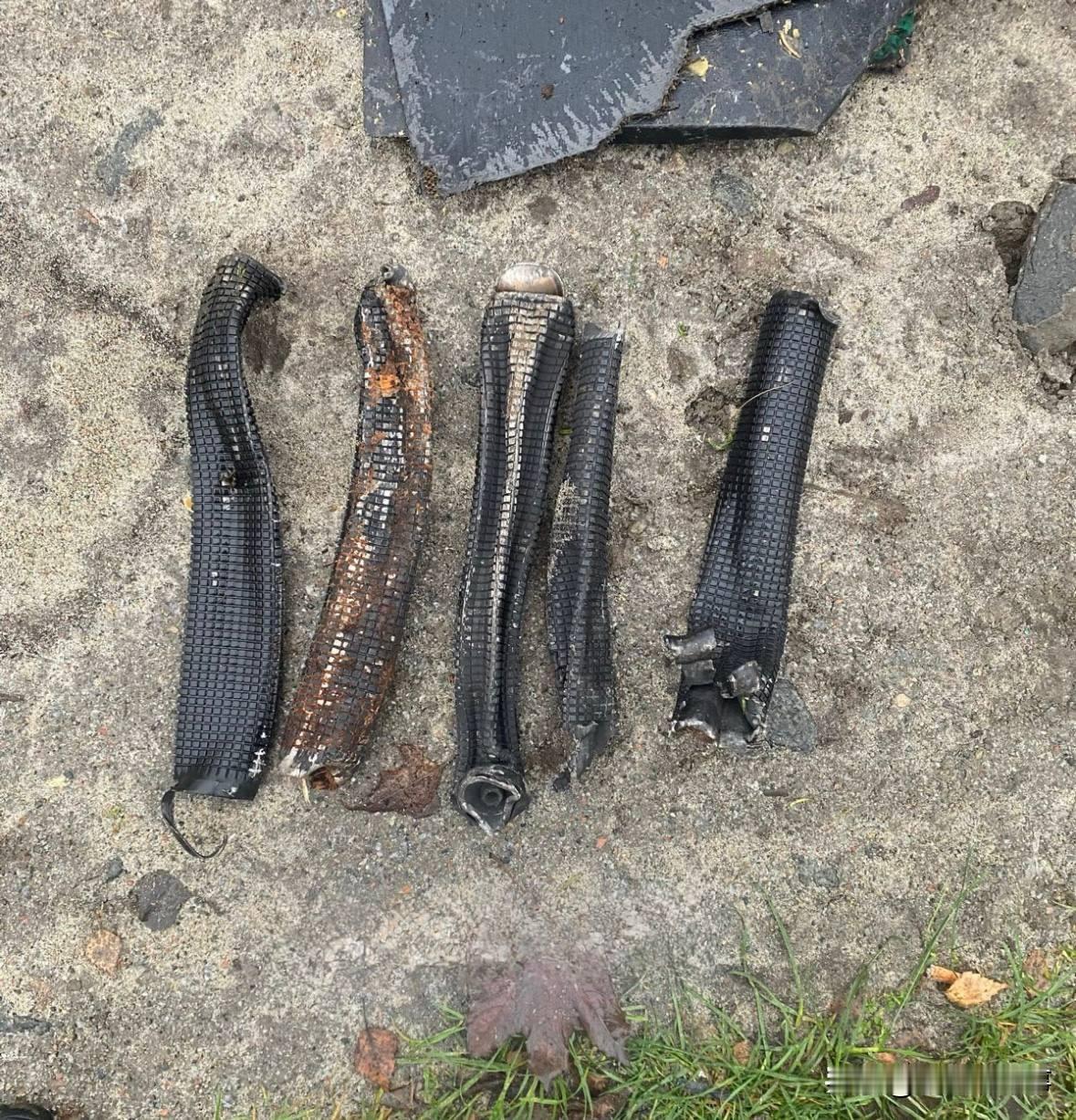 乌方人员在基辅州维什戈罗德市发现并收集了俄罗斯“天竺葵-2”无人机的集束弹头。