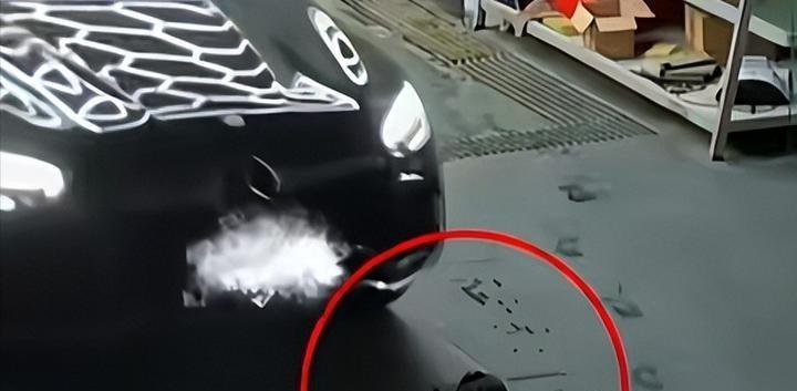 广东那边，前几天发生了一件让人心里堵得慌的事。一个男的开车去洗车店，车慢慢往里开