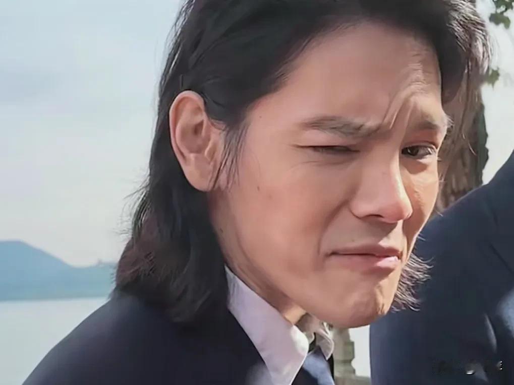 向佐如今现在都成了行走的“表情包了”。