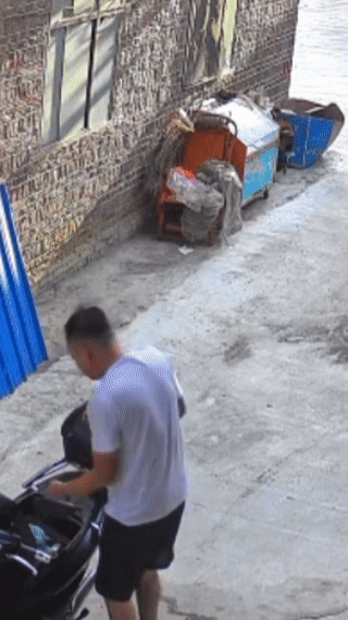 男子用打火机点烟。
结果差点把整个脸给烧了！
看起来真是太危险了！