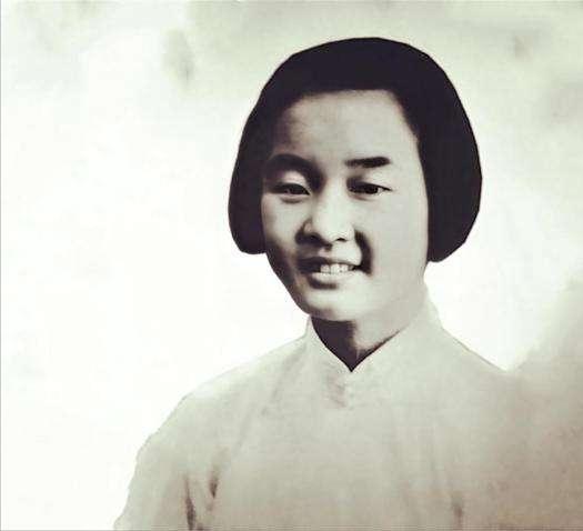 1940年，重庆军统监狱里，戴笠声嘶力竭地喊着：“继续打！打到她开口为止！”，他