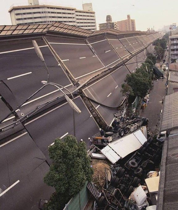 日本地震 1995年1月17日，日本阪神7.3级大地震后，日本的一条高速高架公路