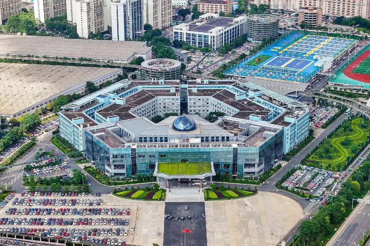 比亚迪公布2025年上半财报：上半年营业收入为3,712.8亿元，同比增长23.
