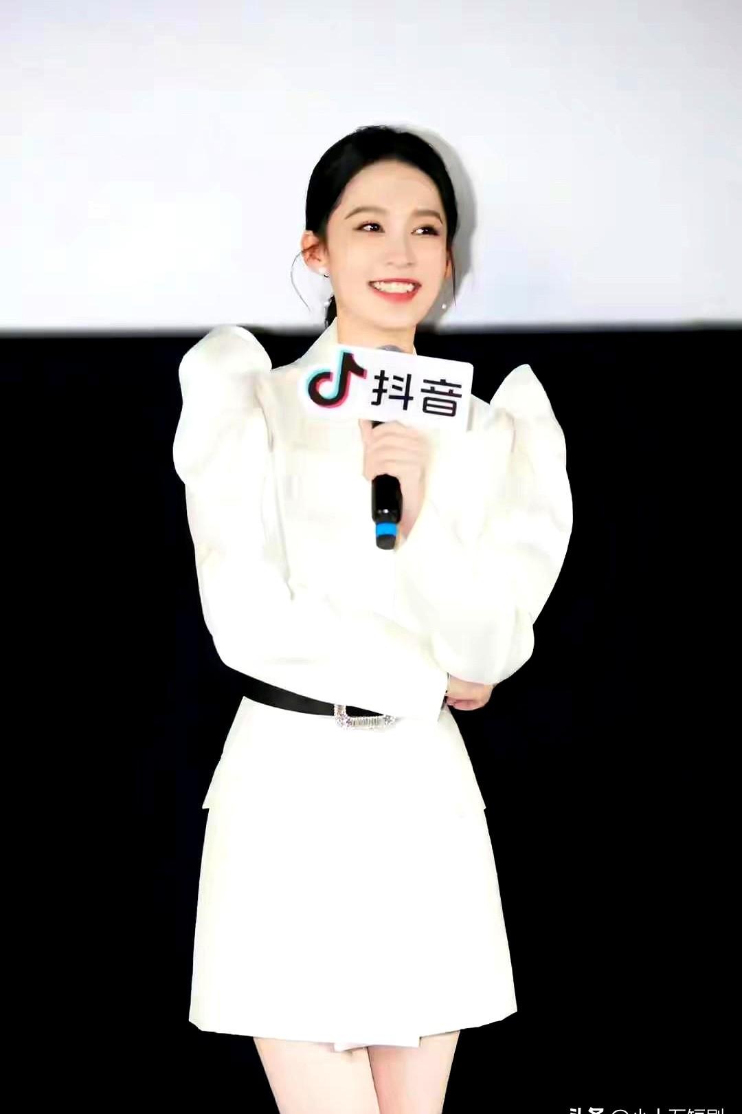 李沁这姐，真是内娱一股清流。

看惯了红毯上争奇斗艳的华丽造型，再看她穿这身泡泡