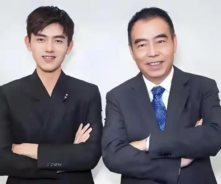 25岁陈飞宇这波太亮眼了！2月他在央视八套《纯真年代的爱情》里演失忆知青，从被嘲