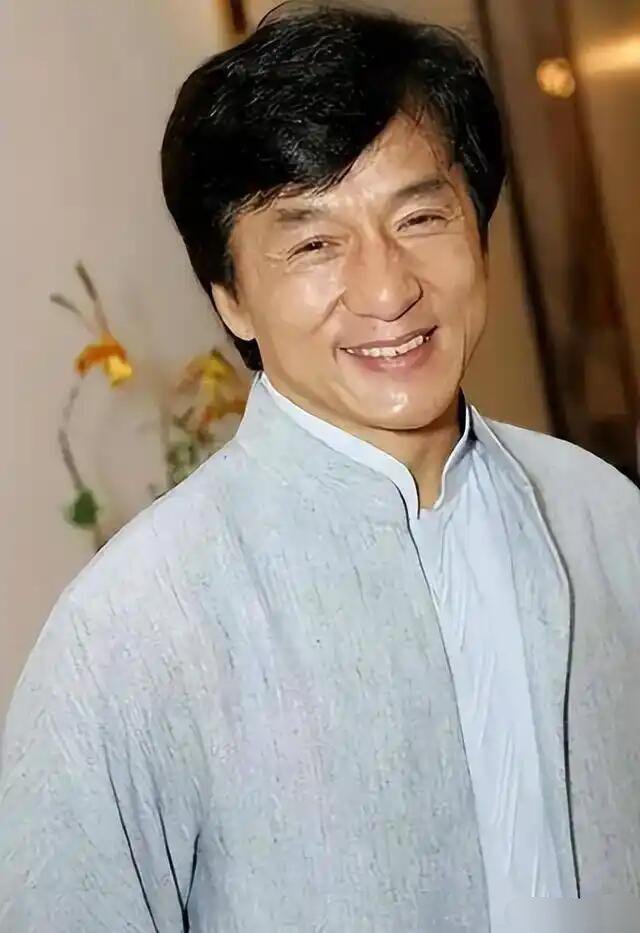 成龙 全部收进成家班路人爬树被成龙偶遇，大哥举着手机眼睛都亮了：“这身手，成家班