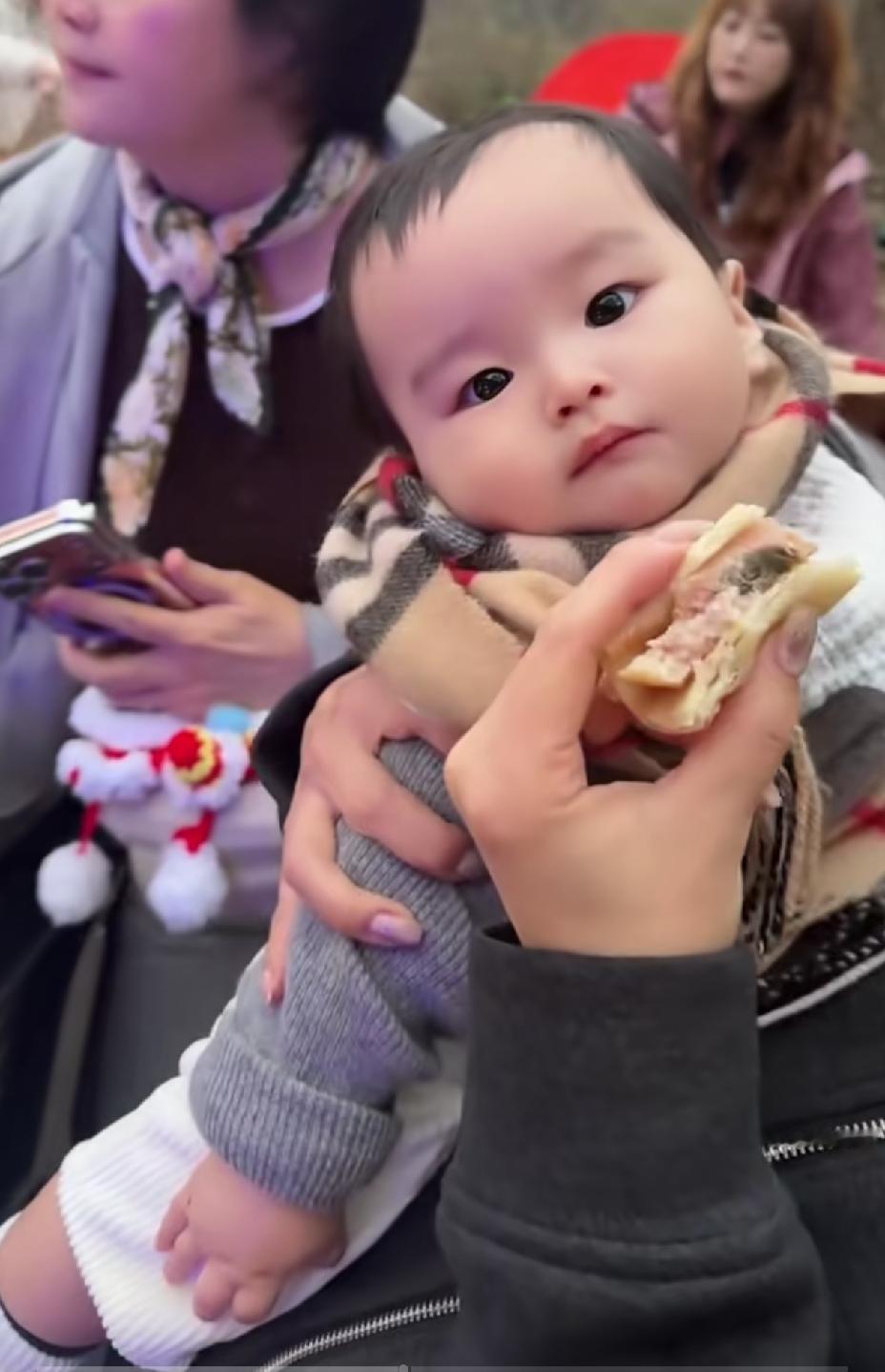 马筱梅的儿子汪宝儿长得很像姥爷，也像妈妈，跟爸爸一点都不像，发际线也高，长大后恐